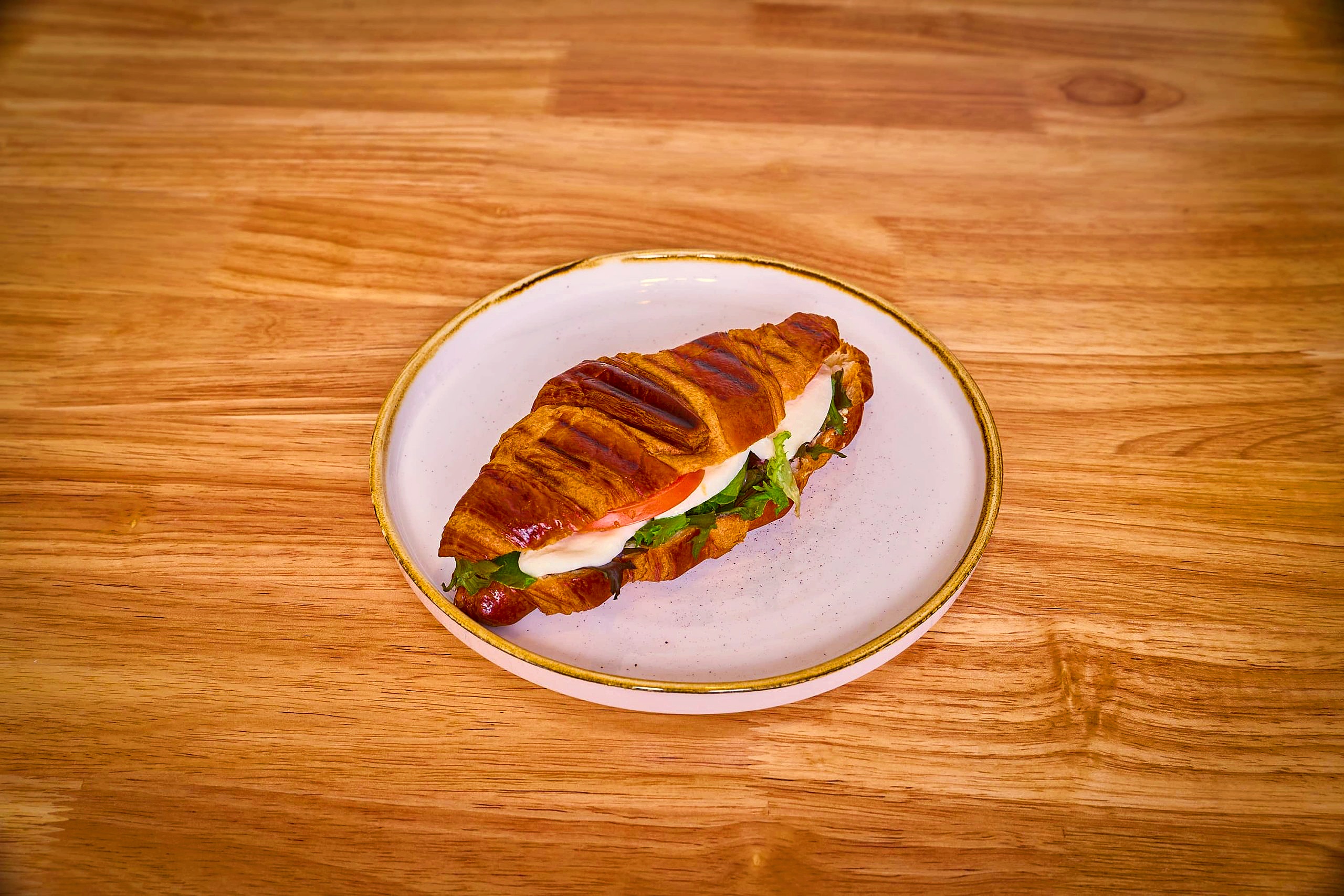 Grillet croissant med cream cheese og mozzarella