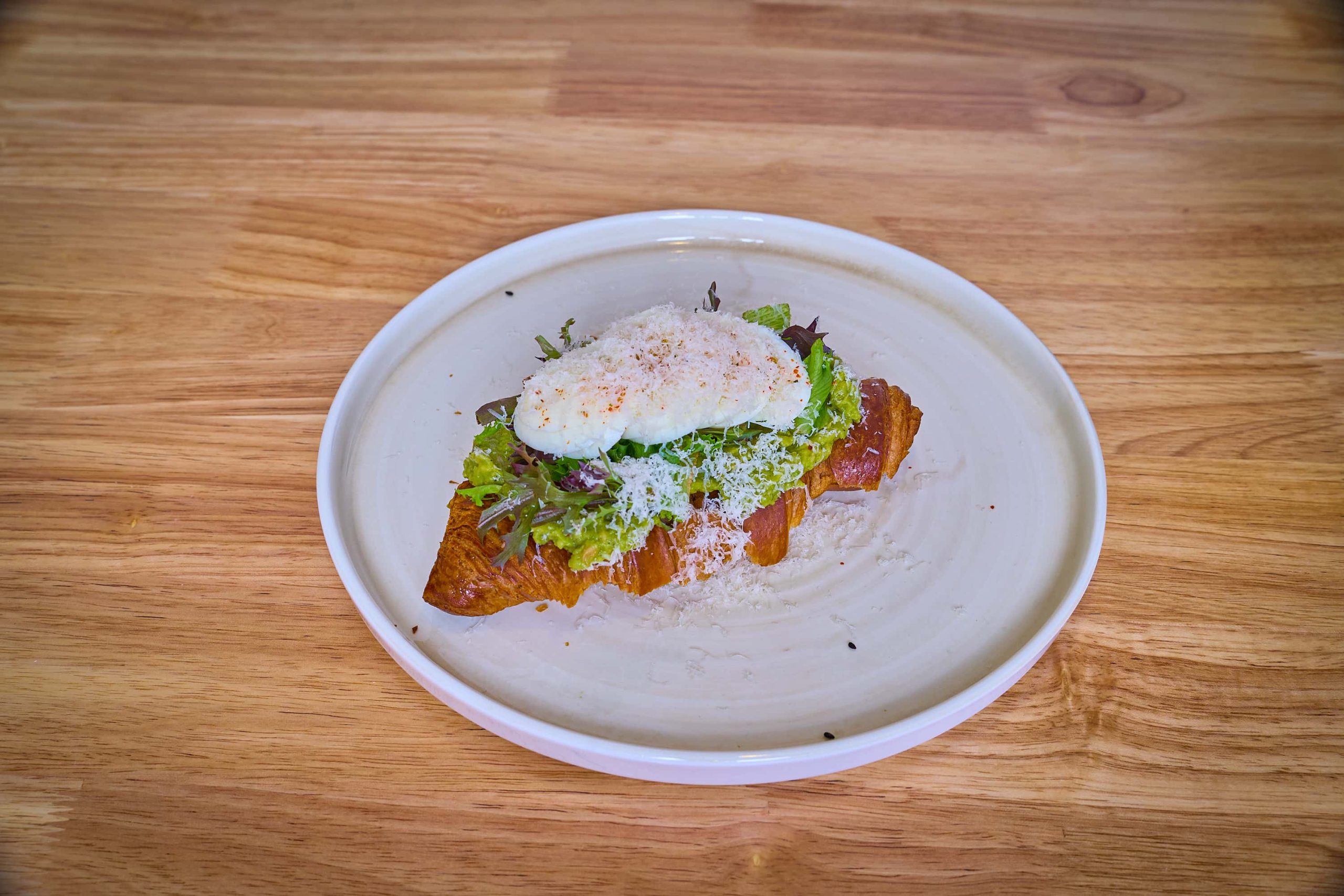 Croissant med kogt æg og avocado
